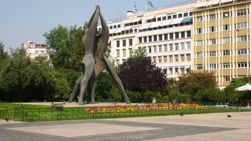 Επιστροφή στην πλατεία Κλαυθμώνος