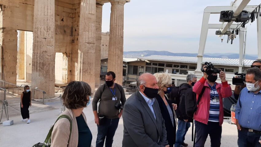 Αυτοψία στην Ακρόπολη για τους τσιμεντένιους διαδρόμους