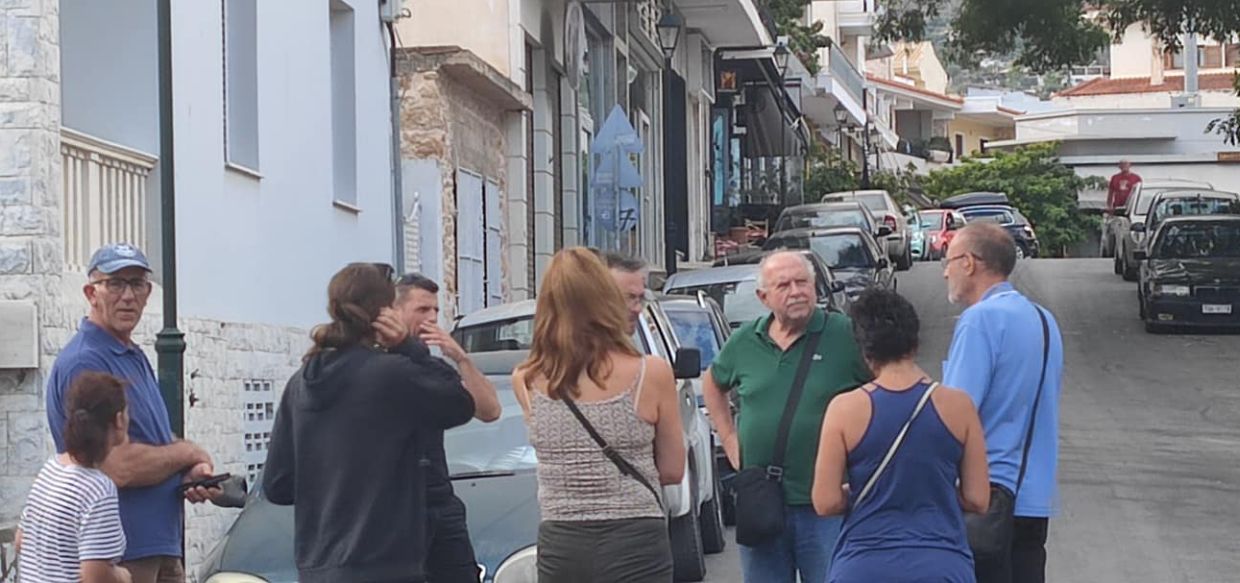 Στην Παιανία, στο πλευρό διαμαρτυρόμενων γονέων και μαθητών