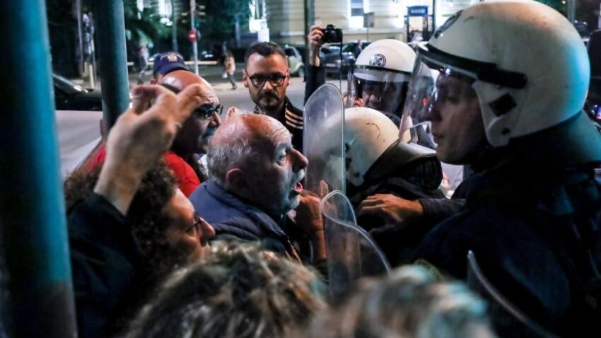 Η ΑΥΓΗ: “Συλλογή Στερν / Τα ΜΑΤ απώθησαν τους διαδηλωτές για να μην χαλάσει η φιέστα του Μητσοτάκη”